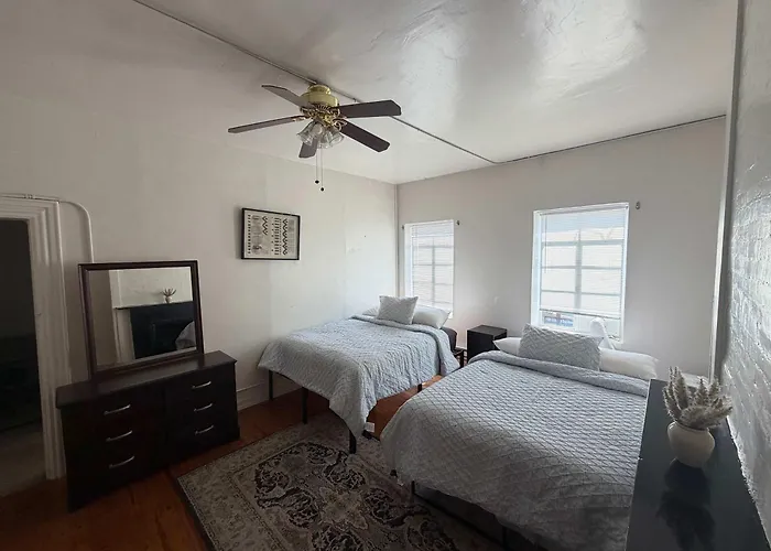 Budget 2br Crash Pad - East Carson St And Parking *