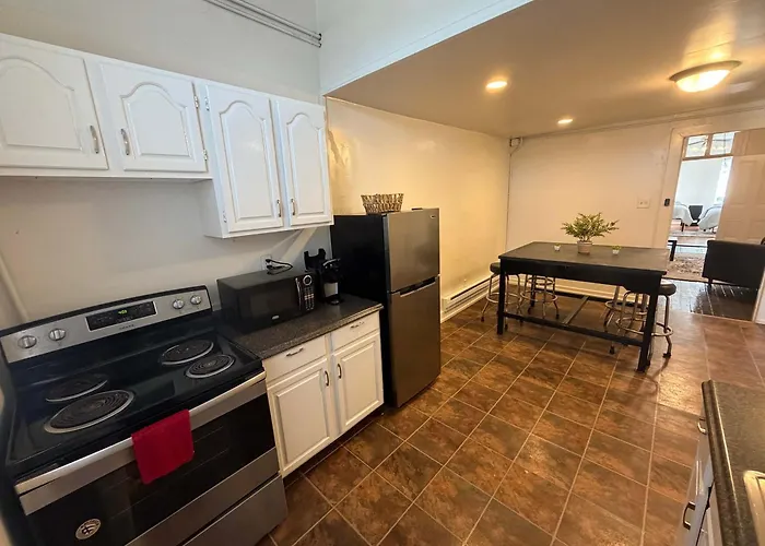 Budget 2br Crash Pad - East Carson St And Parking Apartment *
