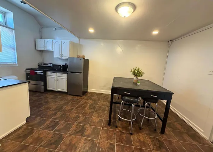 Apartment Budget 2br Crash Pad - East Carson St And Parking *