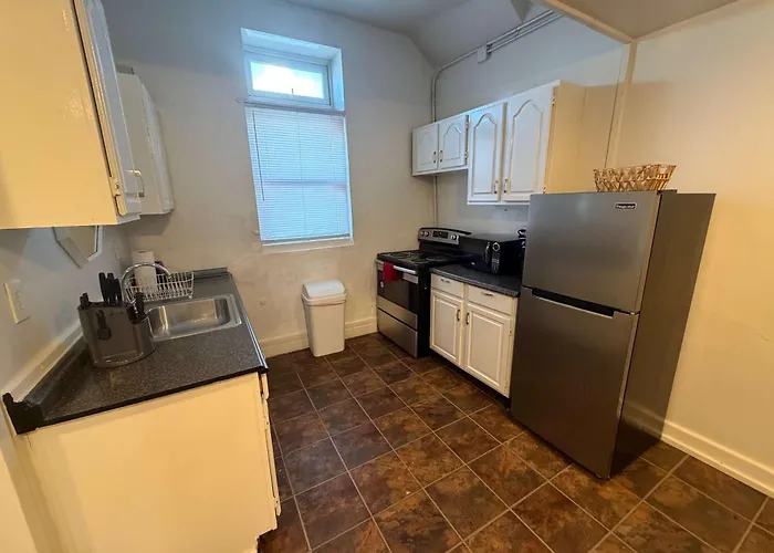 Budget 2br Crash Pad - East Carson St And Parking