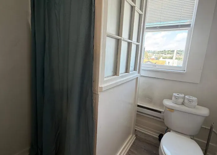Budget 2br Crash Pad - East Carson St And Parking