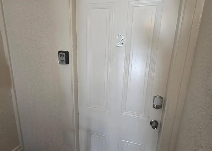 Apartment Budget 2br Crash Pad - East Carson St And Parking